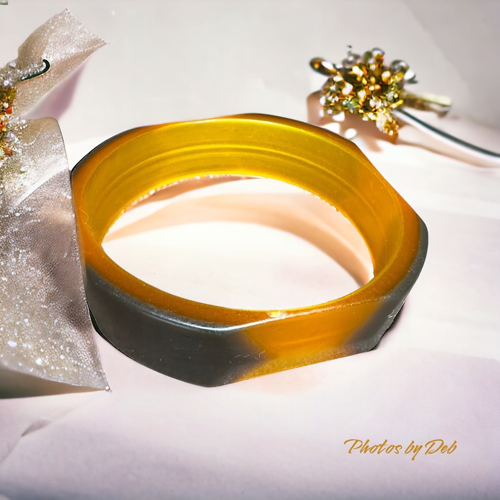 Vintage chunky resin? 2 toned dark & light sculpted shaded bracelet
